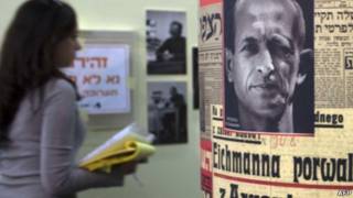 Mujer en Israel en una exhibición que hace referencia a Eichmann