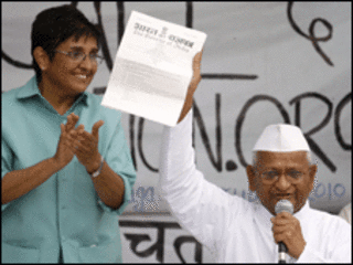 किरन बेदी और अन्ना हज़ारे