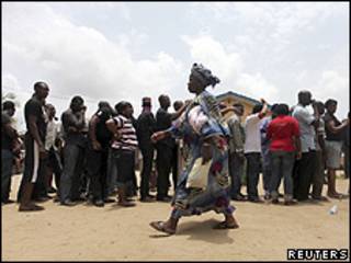 Nigeriana passa por fila em zona eleitoral em Lagos (Reuters)