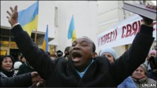 Сандей Аделаджа не хоче українського громадянства