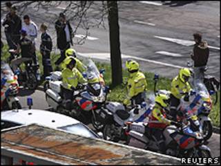 Policiais cercaram área em volta de shopping na cidade de Alphen aan den Rijn (Reuters)