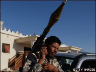 Rebelde se arma para enfrentar tropas de Khadafi em Ajdabiya