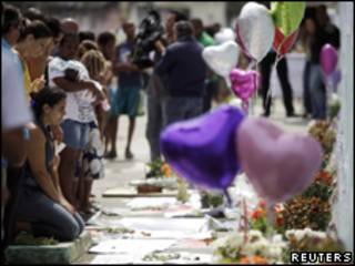 Homenagem às vítimas em frente à escola Tasso da Silveira, neste sábado