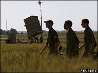 Soldados israelenses passam em frente ao sistema anti mísseis Domo de Ferro no sul do país, em Ashkelon (Reuters)