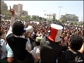 Manifestantes na praça Tahrir, neste domingo, no Cairo (AFP)