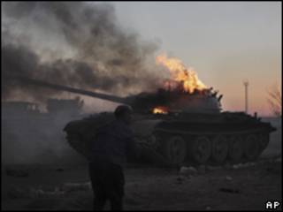 Tanque líbio alvejado pela Otan neste domingo (Foto: AP)