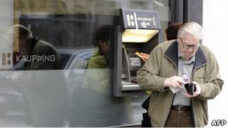 У банкомата в Исландии. 2008 год