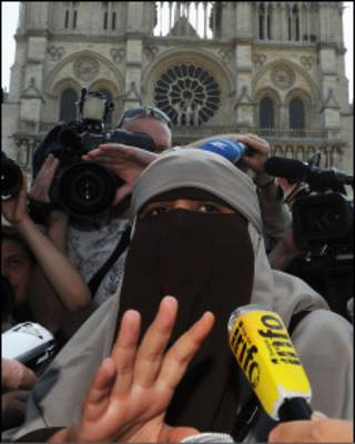 Ativista Kenza Drider dá entrevista coletiva no dia em que entra em vigor proibição de uso de véu islâmico na França (Foto - Pascal Le Segretain/Getty Images)