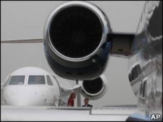 No primeiro plano, um jato Embraer Legacy 650 (Foto: AP)