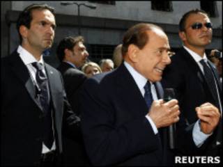 Berlusconi discursa para correligionários do lado de fora de tribunal em Milão, no dia 11 de abril de 2011 (Foto - Reuters)