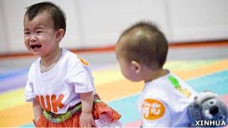 香港某婴儿爬行大赛上一名参赛婴儿号啕大哭(新华社图片7