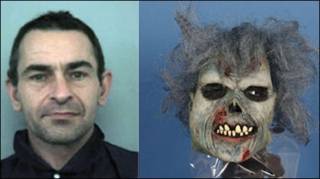 O assassino, Michael Kelly, e a máscara usada por ele no crime (Foto: Polícia de Thames Valley)
