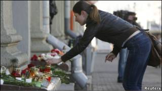 Люди покладають квіти біля станції метро "Октябрьская"