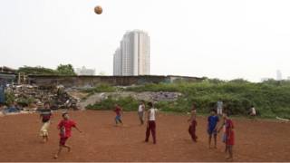 Anak-anak main bola di lahan kosong di Jakarta