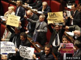 Oposição protesta contra aprovação de nova lei.