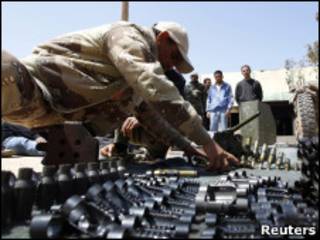 Rebelde recebe treinamento em Benghazi (Foto: Reuters)