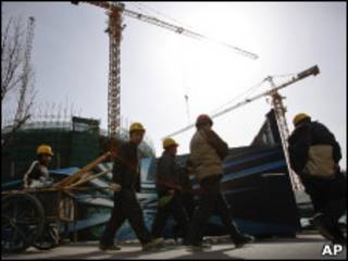 Operários em local de construção, em Pequim, na China (AP)