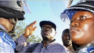 Kizza Beisgye hagati y'abapolisi