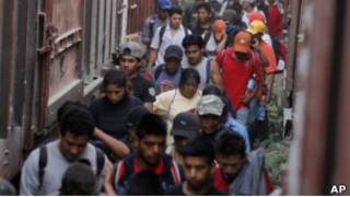 Migrantes centroamericanos cruzan la frontera entre México y EE.UU.