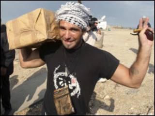 Ativista italiano Vittorio Arrigoni carrega mantimentos medicinais, em foto de arquivo de 2008 (Reuters)