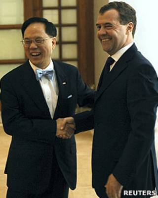 曾蔭權(左)在香港禮賓府迎接梅德韋傑夫(17/4/2011)
