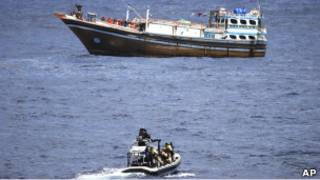 荷兰海军(下方)与索马里海盗(03/04/2011)