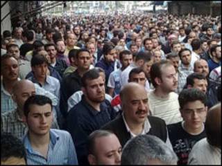 Manifestantes protestam em Homs, na Síria (Reuters)