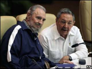 Fidel Castro (esquerda) e Raúl Castro(Foto: AP)