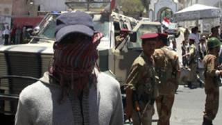 متظاهر يمر بالقرب من رجال الأمن