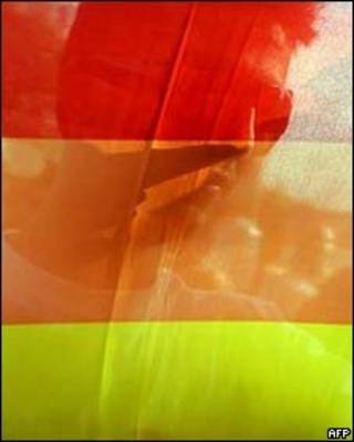 Manifestante atrás de bandeira