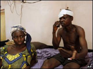 Vítima de violência recebe atendimento em hospital da Nigéria (Foto: AP)