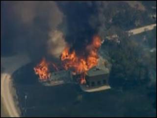 Reprodução de vídeo que mostra incêndio em casa no Texas
