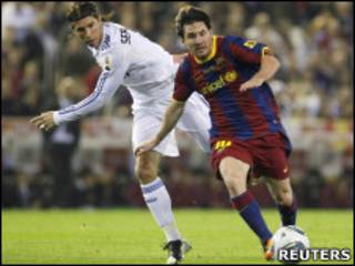 Sergio Ramos, do Real Madri, e Lionel Messi, do Barcelona (à direita)