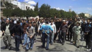 Участники акции протеста в городе Хомс, Сирия