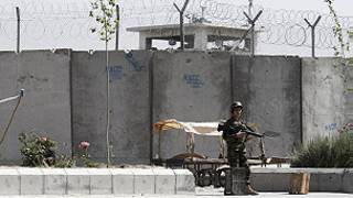 Un soldat en faction devant la prison de Kandahar