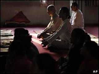 Devotos nepaleses rezam em homenagem ao líder religioso Sathya Sai Baba, em Katmandu (AP)
