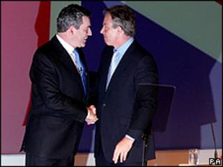 Gordon Brown e Tony Blair se cumprimentam em conferência do Partido Trabalhista em junho de 2007 (PA)