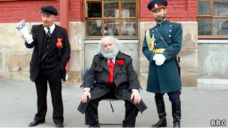 Двойники Маркса, Ленина и Николая Второго около Кремля