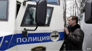 Дмитрий Медведев осматривает полицейский автомобиль