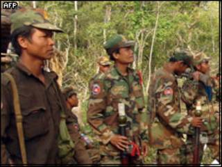 နယ်စပ်မှကမ္ဘာဒီးယားစစ်သားများ