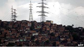 Torres de transmisión en un barrio de Caracas