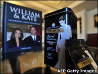 Suvenires ligados ao casamento real (AFP/Getty Images)