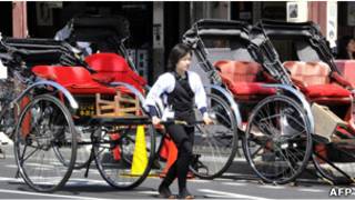 日本東京的觀光三輪車夫在等待遊客(19/04/2011)