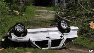 一輛被龍卷風捲走的汽車,司機據稱當場死亡(28/4/2011)