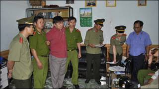 Cảnh bắt mục sư Nguyễn Công Chính (người áo đỏ)