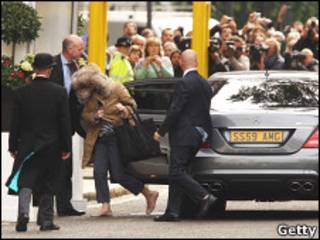 Mulher 'misteriosa' entra no hotel Goring e reforça especulações sobre o vestido de Kate (Foto: Getty Images)