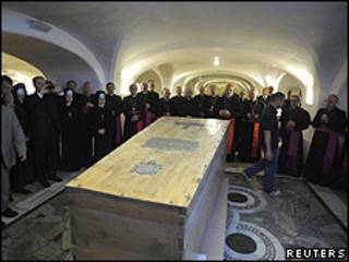 Caixão com restos de João Paulo 2º foi transferida no Vaticano (Reuters)
