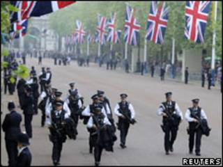 Policiais na avenida que leva ao Palácio de Buckingham, nesta sexta