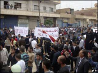 Foto enviada por manifestantes na cidade de Qamishli, nesta sexta-feira (AP)