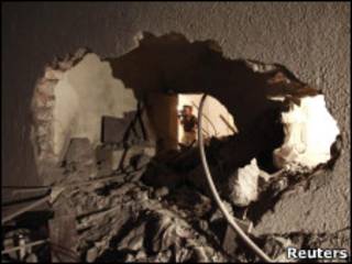 Destruição causada por ataque aéreo em vila residencial de Khadafi.